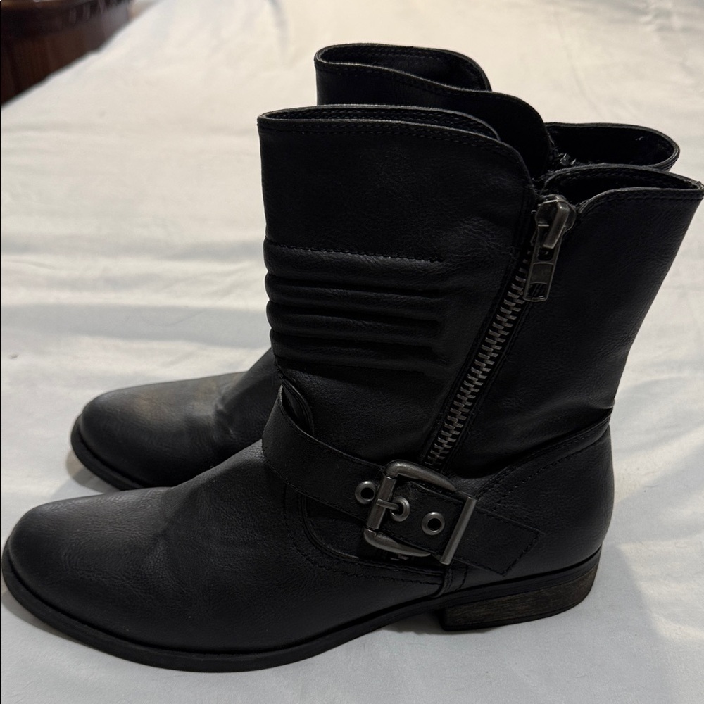 Black motorcycle boots